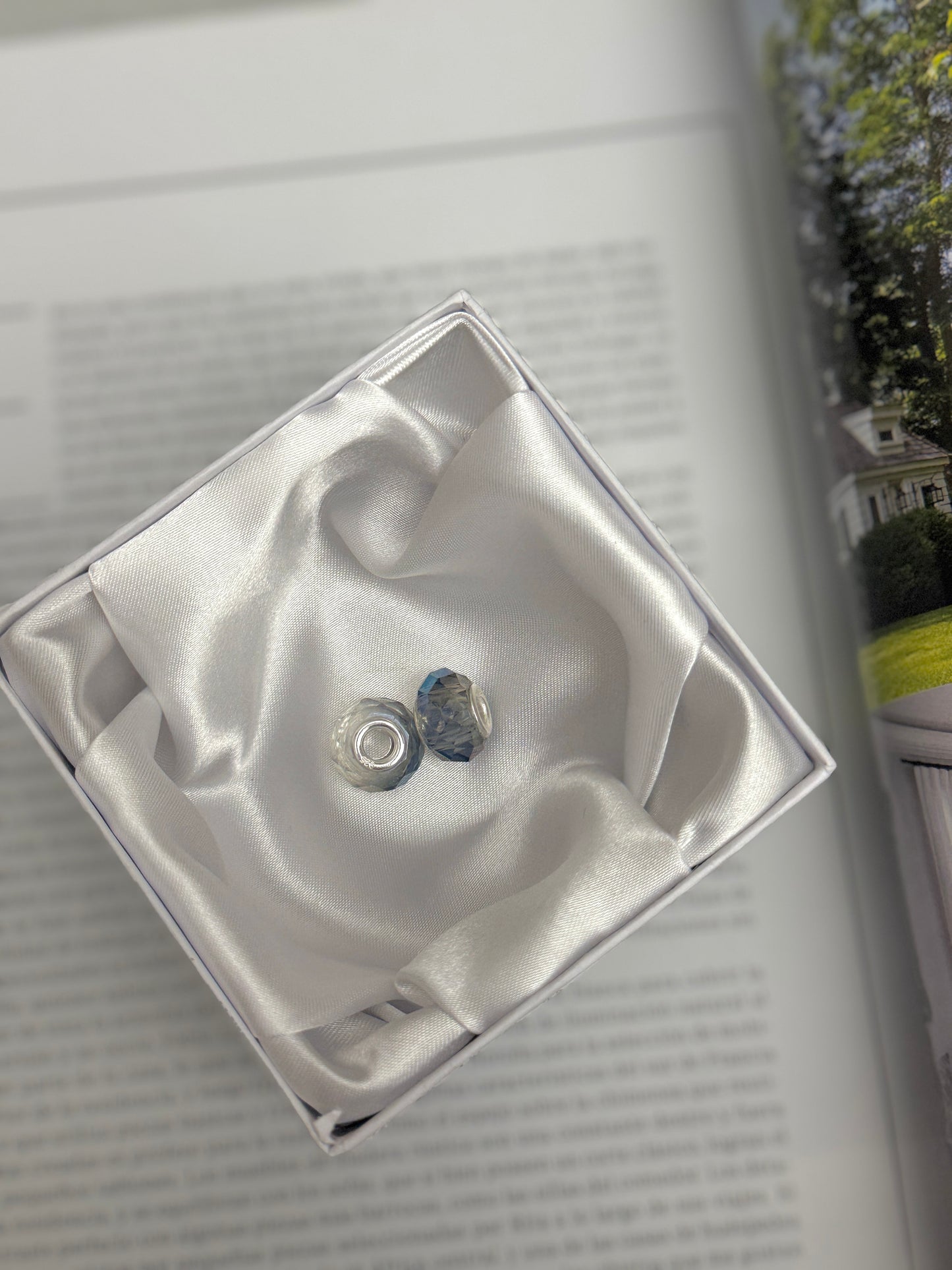 Par Charms Gris y Azul tornasol