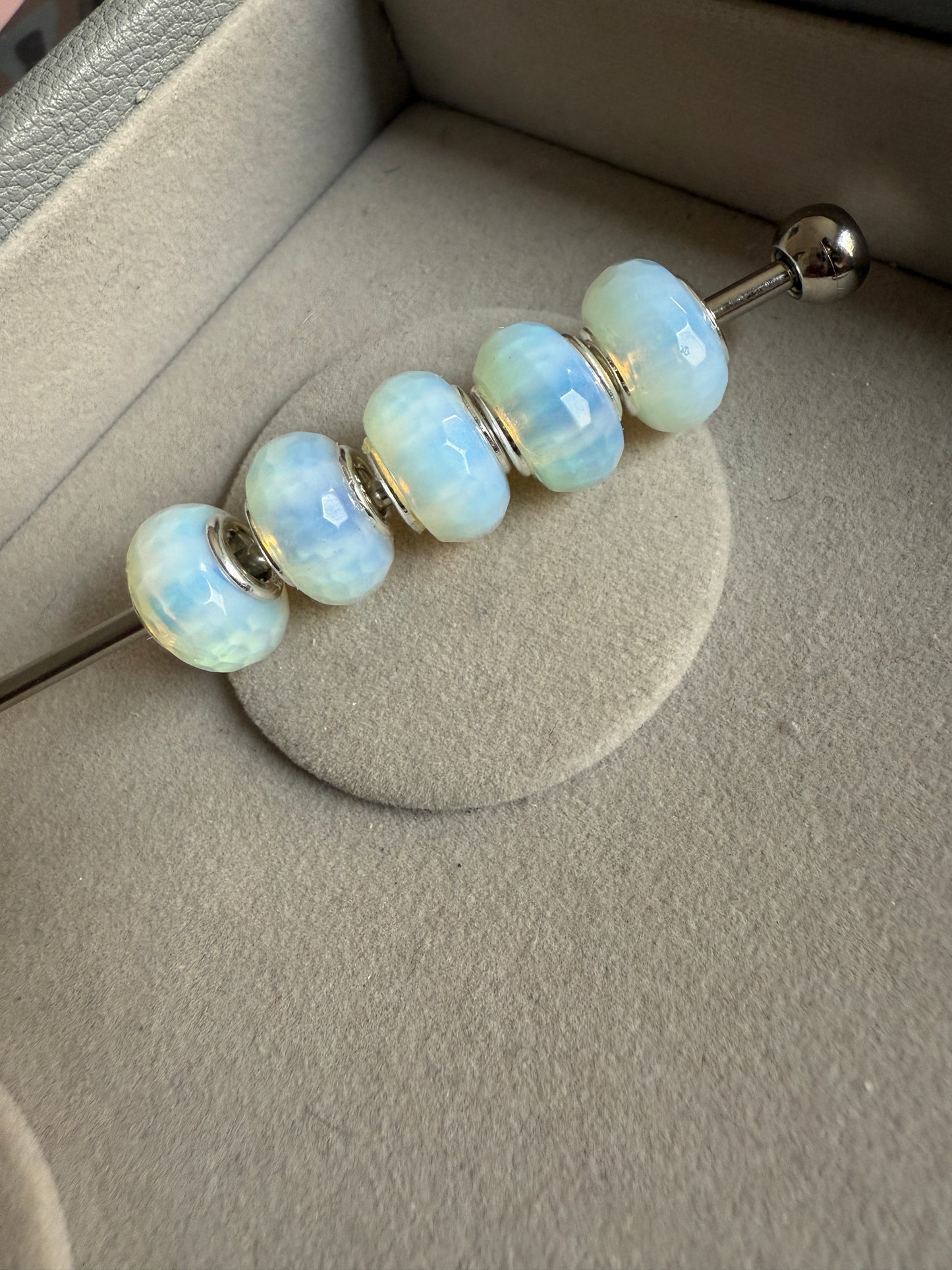 Cuenta piedra lunar facetada