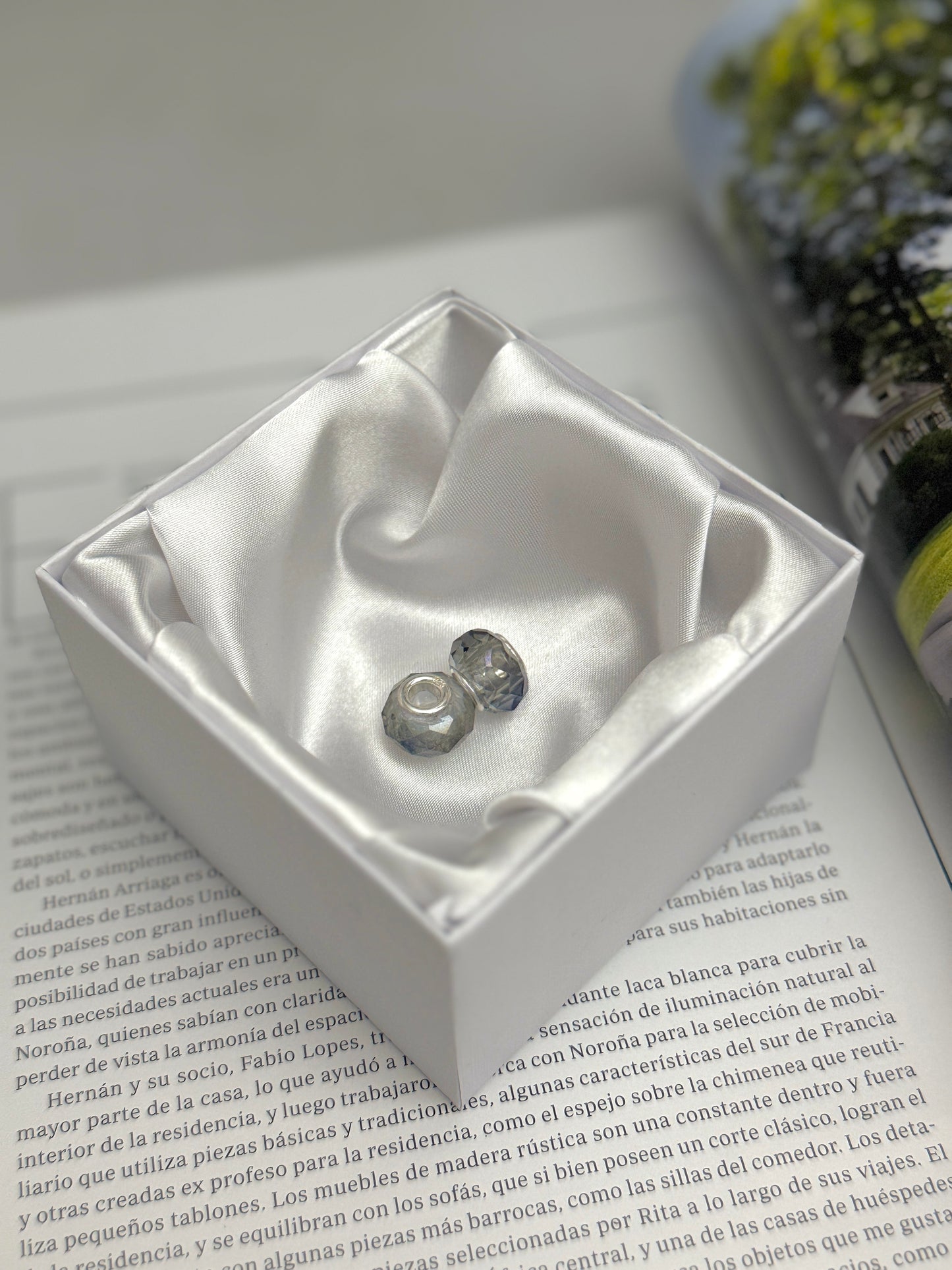 Par Charms Gris y Morado tornasol