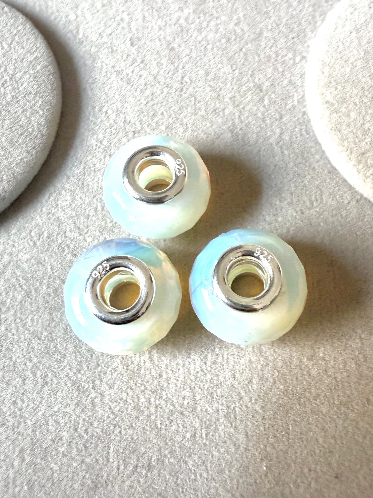 Cuenta piedra lunar facetada