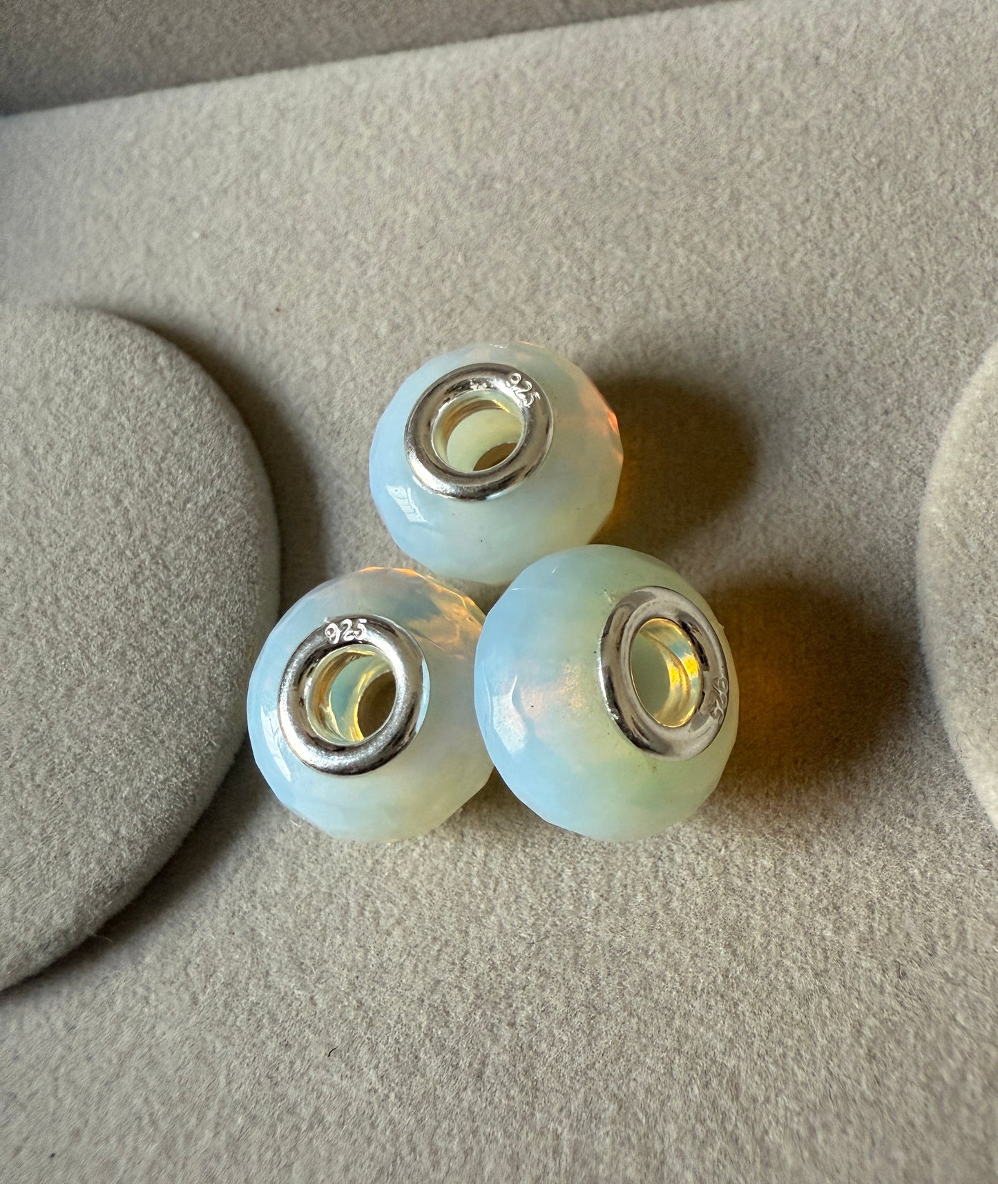 Cuenta piedra lunar facetada