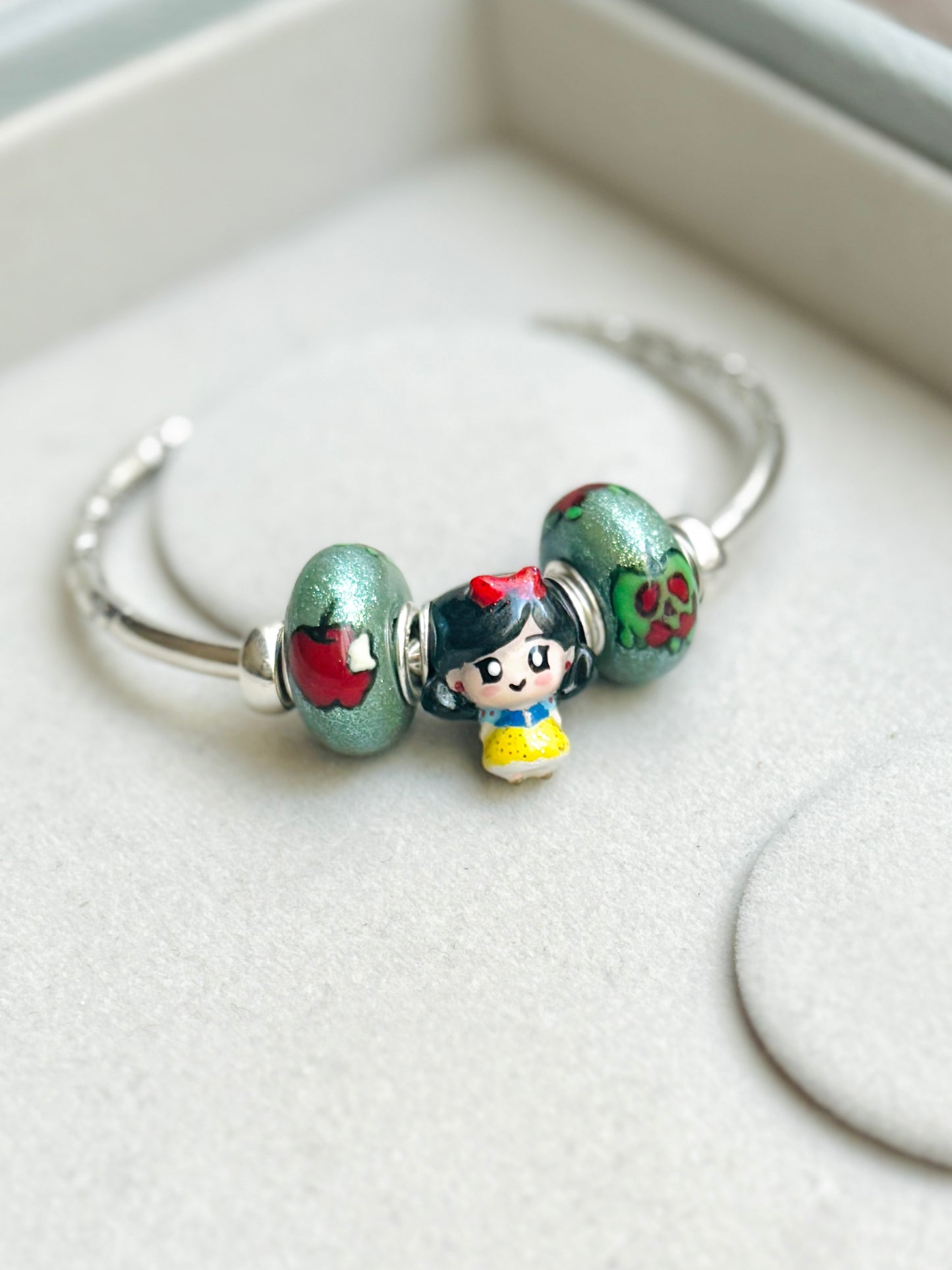 Charm manzana envenenada