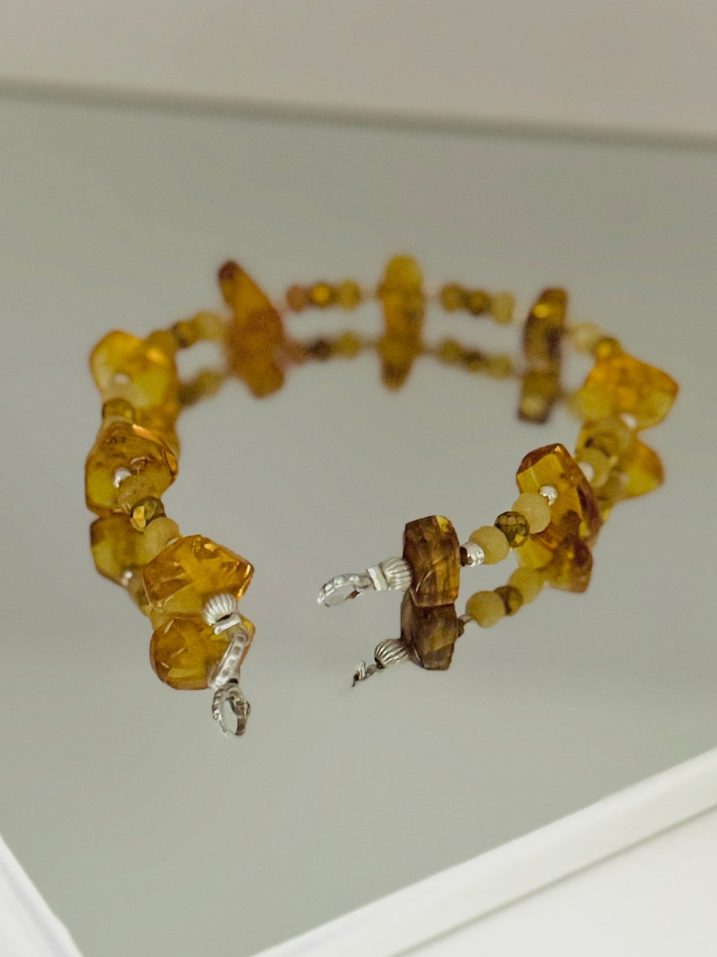 Brazalete de ámbar y cristales