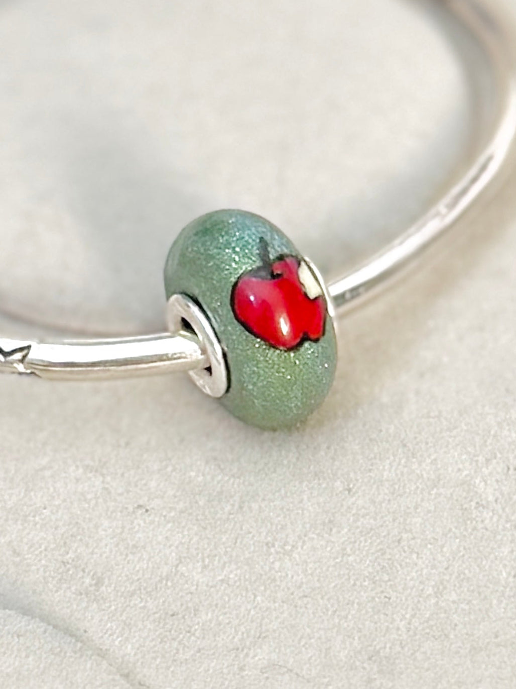 Charm manzana envenenada