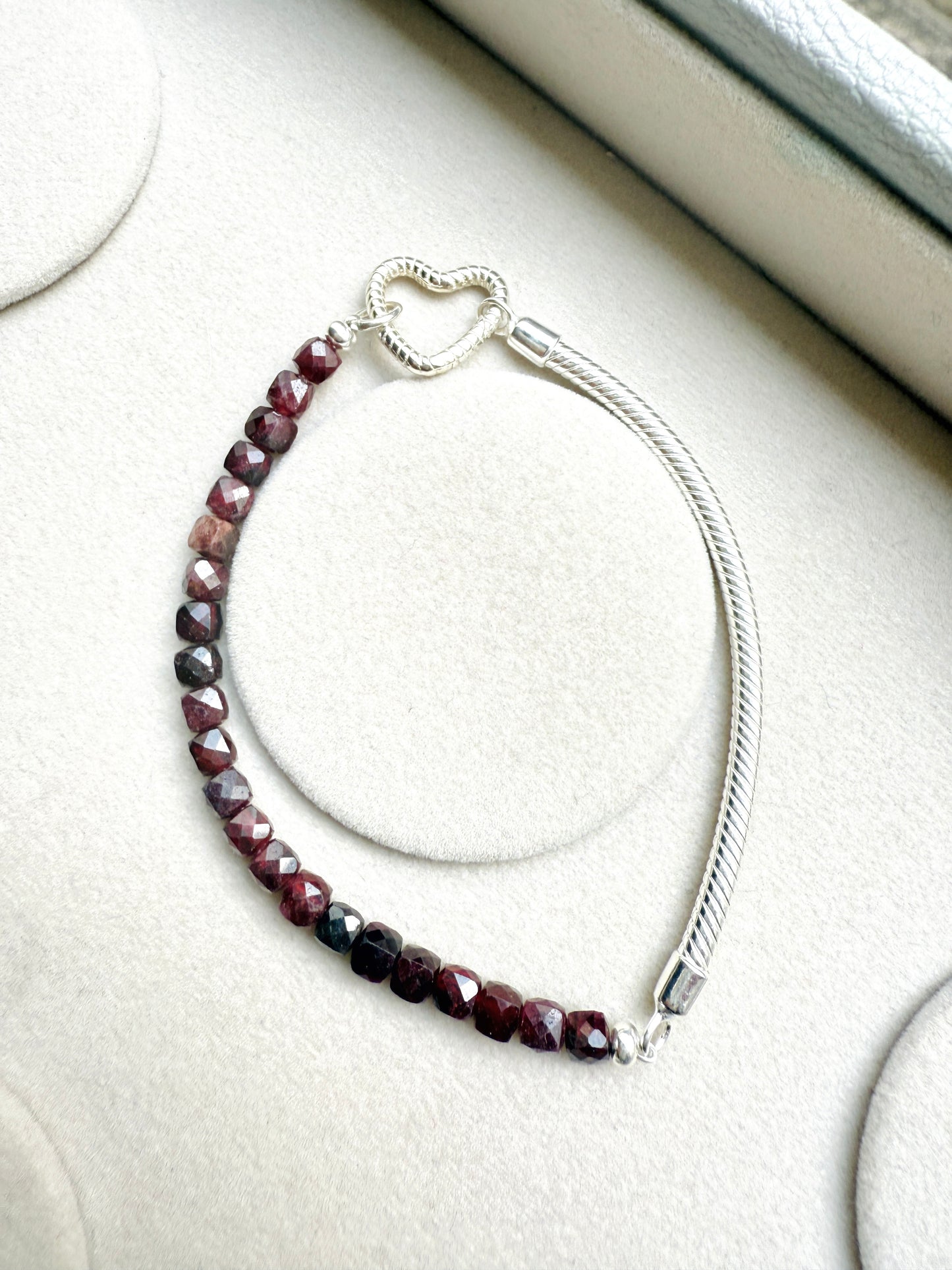 Brazalete Granate y Plata