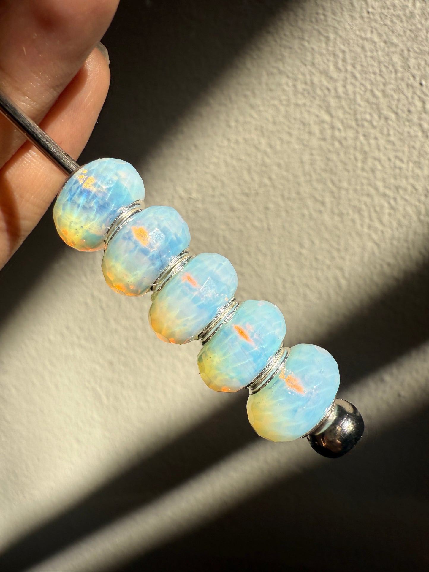 Cuenta piedra lunar facetada